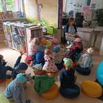 dzieci słuchają pani bibliotekarki