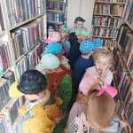 dzieci między regałami w bibliotece