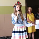 uczennica z Ukrainy śpiewa piosenkę.jpg