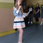 uczennica śpiewająca piosenkę.jpg