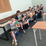 klasa 4a z książkami.jpg