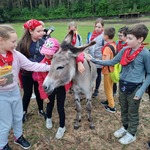 9- Kadzidłowo- uczniowie z osiołkiem.jpg