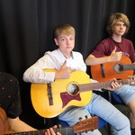 chłopcy grający na gitarze