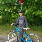 Uczeń na rowerze przed znakiem stop
