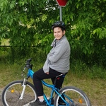 chłopiec na rowerze zatrzymał się przed znakiem stop