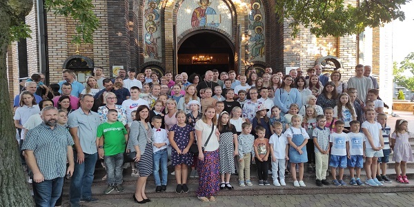 uczniowie i rodzice przed cerkwią