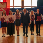 wyróżnieni uczniowie i nauczyciele z prezydentem Miasta
