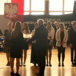 Prezydent Miasta wręcza medale uczennicy i nauczycielce naszej szkoły