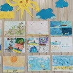 Prace plastyczne dzieci i napis Wspomnienia z wakacji