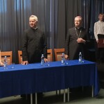 Pani dyrektor, Ksiądz proboszcz, Arcybiskup i uczniowie w sali teatralnej