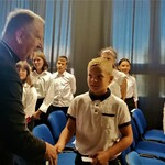 Jego Ekscelencja Arcybiskup wita się z uczniem