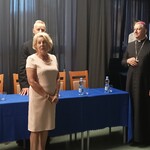 Pani dyrektor wita i predstawia gości: Arcybiskupa J. Guzdka i proboszcza parafii