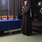 Arcybiskup z mikrofonem
