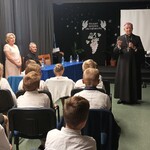 Arcybiskup przemawia do uczniów i nauczycieli zgromadzonych w sali teatralnej