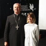 Arcybiskup z uczennicą klasy 8