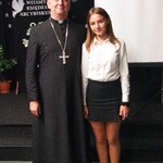Arcybiskup z uczennicą klasy 8a