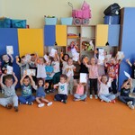 Zdjęcie grupowe dzieci z grupy Wiewiórki
