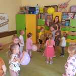Dzieci tańczą z balonami