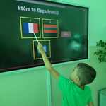 chłopiec pokazuje na tablicy flagę Francji