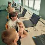 uczniowie na laptopach rozwiązują  quizy