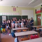 zdjęcie grupowe z panią policjantką- klasa 3b