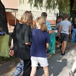 uczniowie zbierają śmieci w pobliżu szkoły