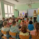 Uczniowie słuchają prowadzącej zajęcia