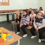 uczniowie klasy 5b słuchają 