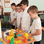 chłopcy oglądają wydruki 3D