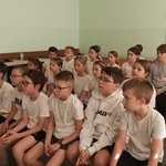 zasłuchani uczniowie klasy 4a