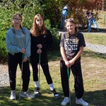 uczennice z kijami gotowe do gry w minigolfa