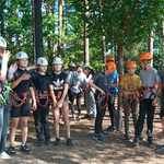 uczniowie klasy 6a przygotowują się do wspinaczki