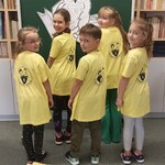 uczniowie prezentują tył koszulki