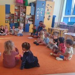  Dzieci z grupy Wiewiórki śpiewają na dywanie.