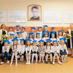  Klasa 1 B z wychowawczynią_Pani Dyrektor i Pani Wicedyrektor 