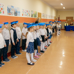 Uczniowie kl.1a i kl.1b odświętnie ubrani, gotowi do ślubowania