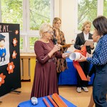  Mama Pierwszoklasisty przekazuje  Pani Dyrektor Akt ślubowania.