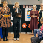  Nauczycielka i uczeń klasy VII  prowadzą uroczystość Ślubowania Pierwszoklasistów.