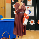 Pani Dyrektor, trzymając Akt ślubowania przemawia do zgromadzonych na uroczystości.