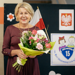 Pani Dyrektor z bukietem kwiatów