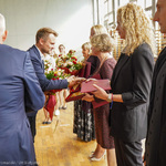 Pani Aneta odbiera nagrodę Nauczyciel Mądry Sercem