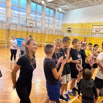 Szczęśliwi uczniowie z medalami na szyi