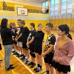 Rodzice wręczają medale uczniom