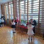 Dzieci z przedszkola wręczają prezenty dyrekcji
