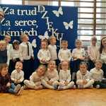 Zdjęcie grupowe dzieci z grupy Pszczółki