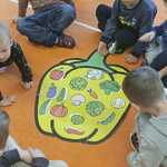  Dzieci układają warzywne puzzle