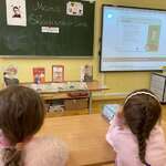 Uczniowie oglądają prezentację o Noblistce