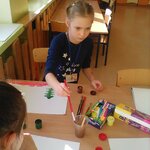 dziewczynki malują farbami