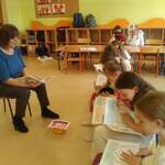 Pani kierownik Filii nr 13 czyta dzieciom