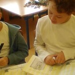 dwaj chłopcy czytają książki